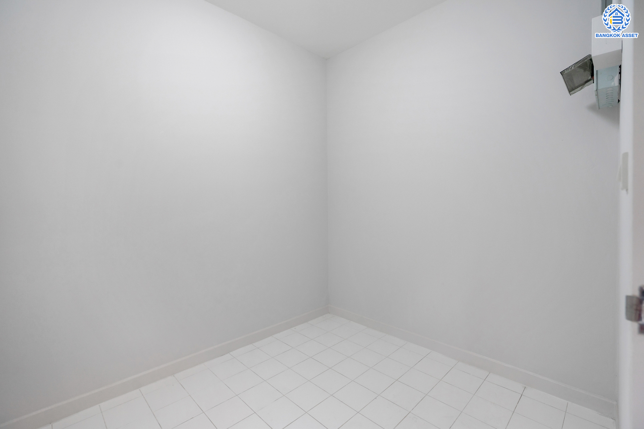 บ้านมือสองตกแต่งใหม่ ม.โนเบิลวานา ปิ่นเกล้า1 บ้านเดี่ยวหลังใหญ่ เนื้อที่ 65.6 ตร.ว. ฟังก์ชัน 3 ห้องนอน 4 ห้องน้ำ 1 ห้องแม่บ้าน จอดรถได้ 2 คัน บนสุดยอดทำเลเดินทางสะดวก หน้าโครงการติดถนนใหญ่บรมราชชนนี ใกล้ทางคู่ขนานลอยฟ้าบรมราชชนนี ม.มหิดล เซ็นทรัลศาลายา และรายล้อมด้วยสิ่งอำนวยความสะดวกครบ